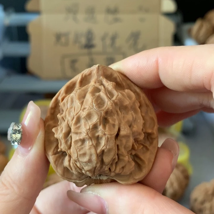 鸿***吊坠文玩核桃异形单只，有瑕疵