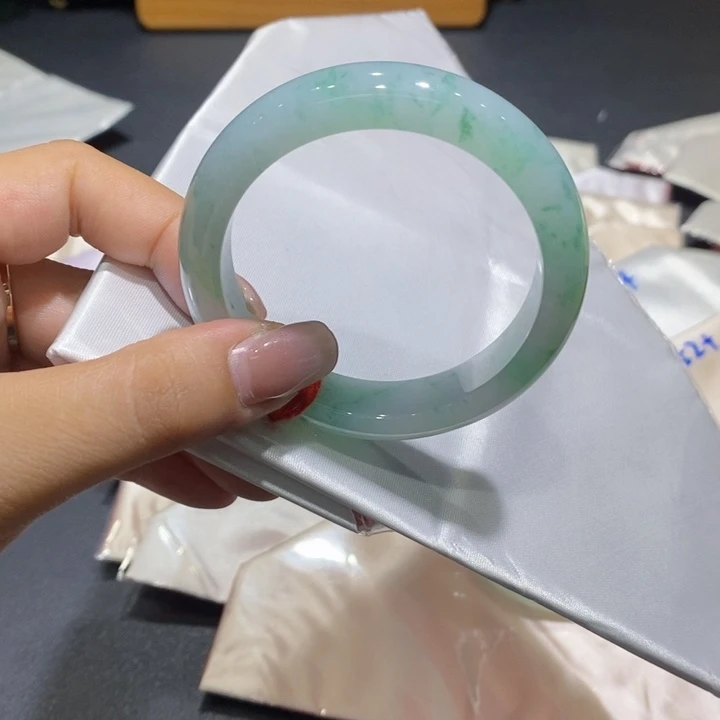 翡翠手镯未镶嵌翡翠手镯