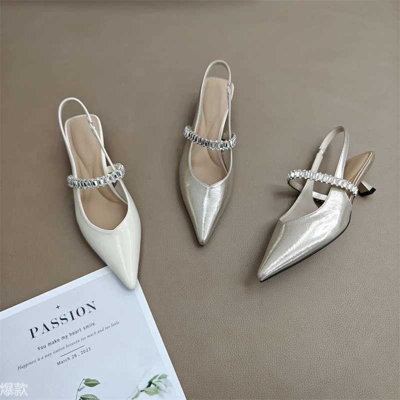 米色法式水钻尖头后空玛丽珍小皮鞋女2025新款晚晚风小跟包头凉鞋