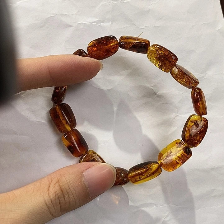 琥珀未镶嵌颈饰多人