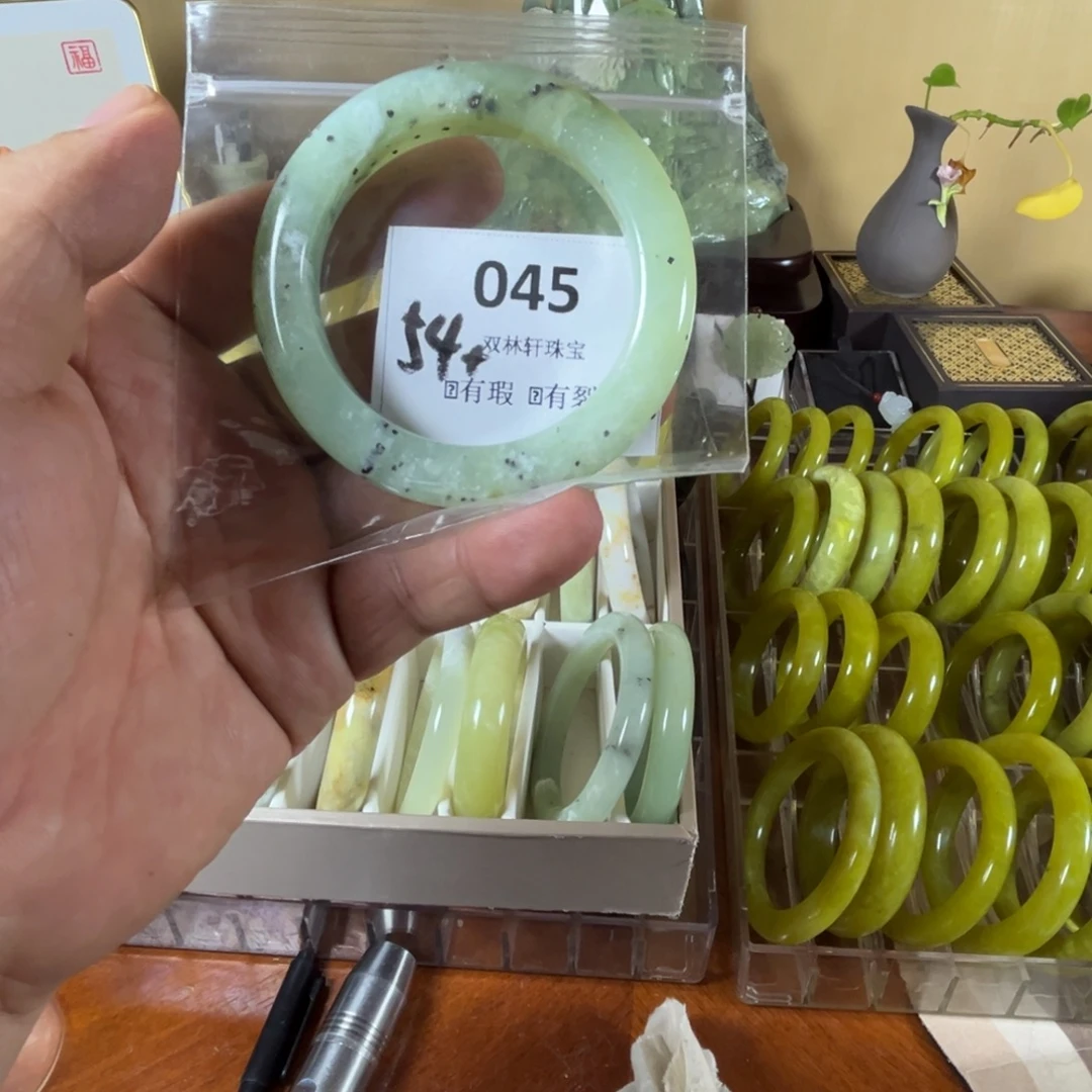 蛇纹石玉未镶嵌手镯