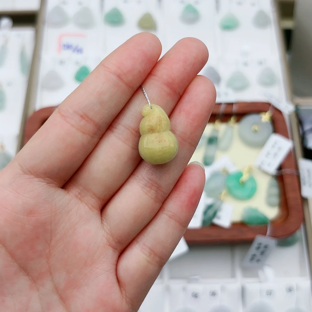 翡翠颈饰未镶嵌葫芦