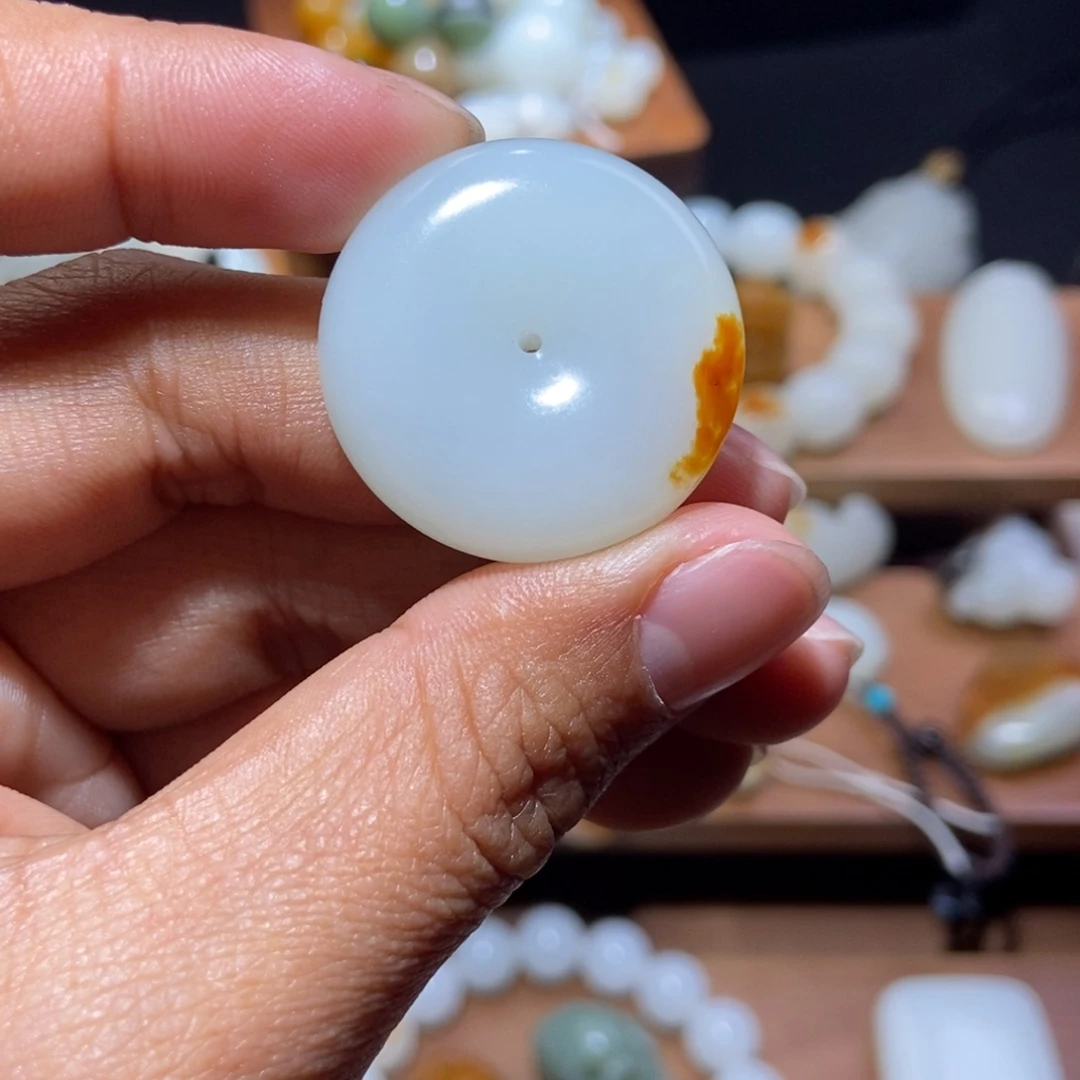 静***子和田玉未镶嵌颈饰