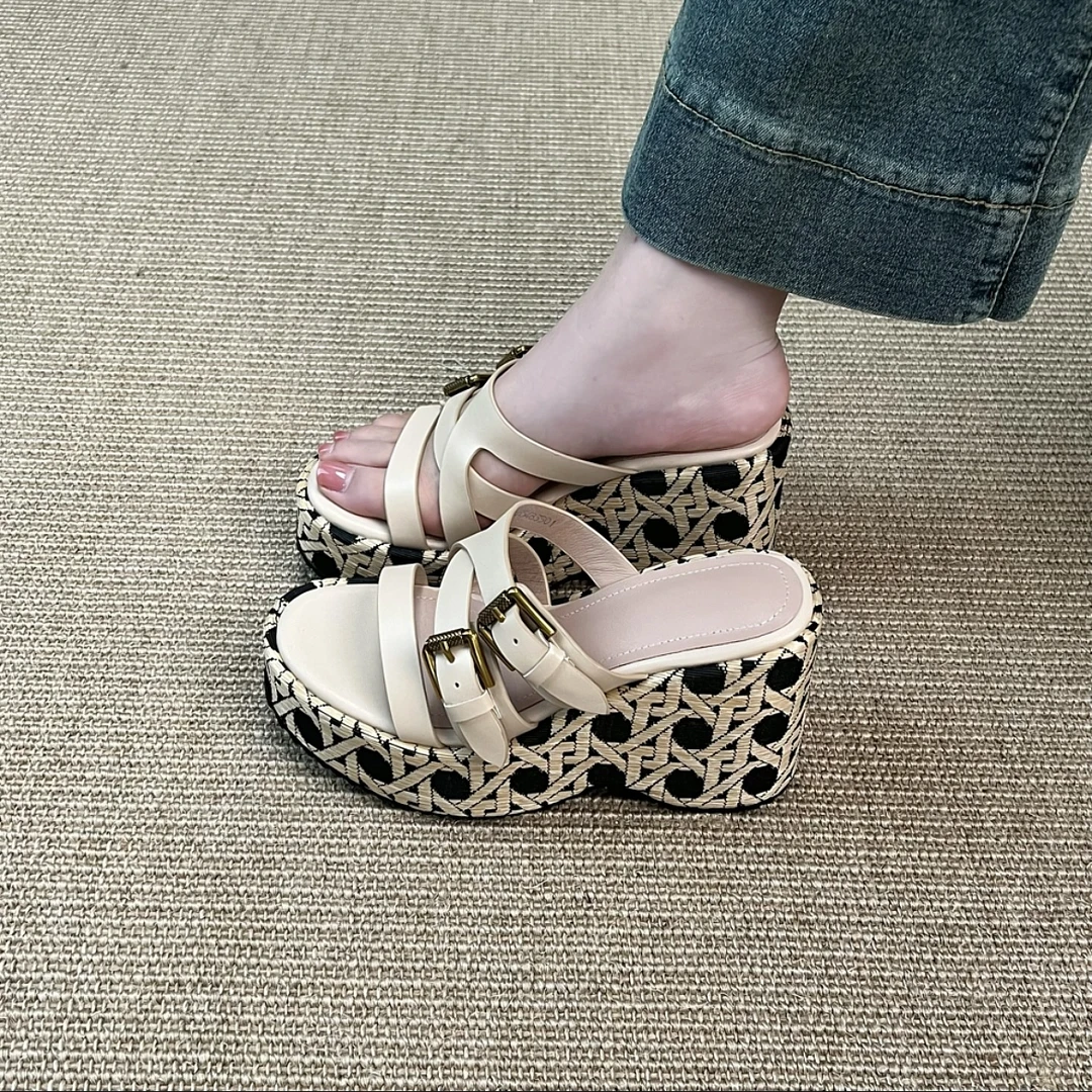 9CM超高跟坡跟凉拖鞋圆头皮带扣装饰一字拖夏季新款时尚凉拖鞋女