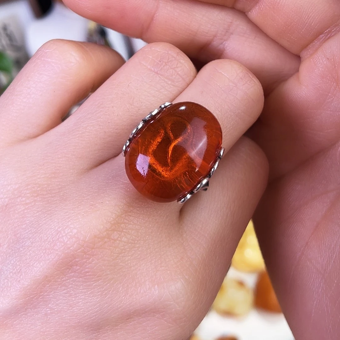 琥珀珠宝奇石未镶嵌。