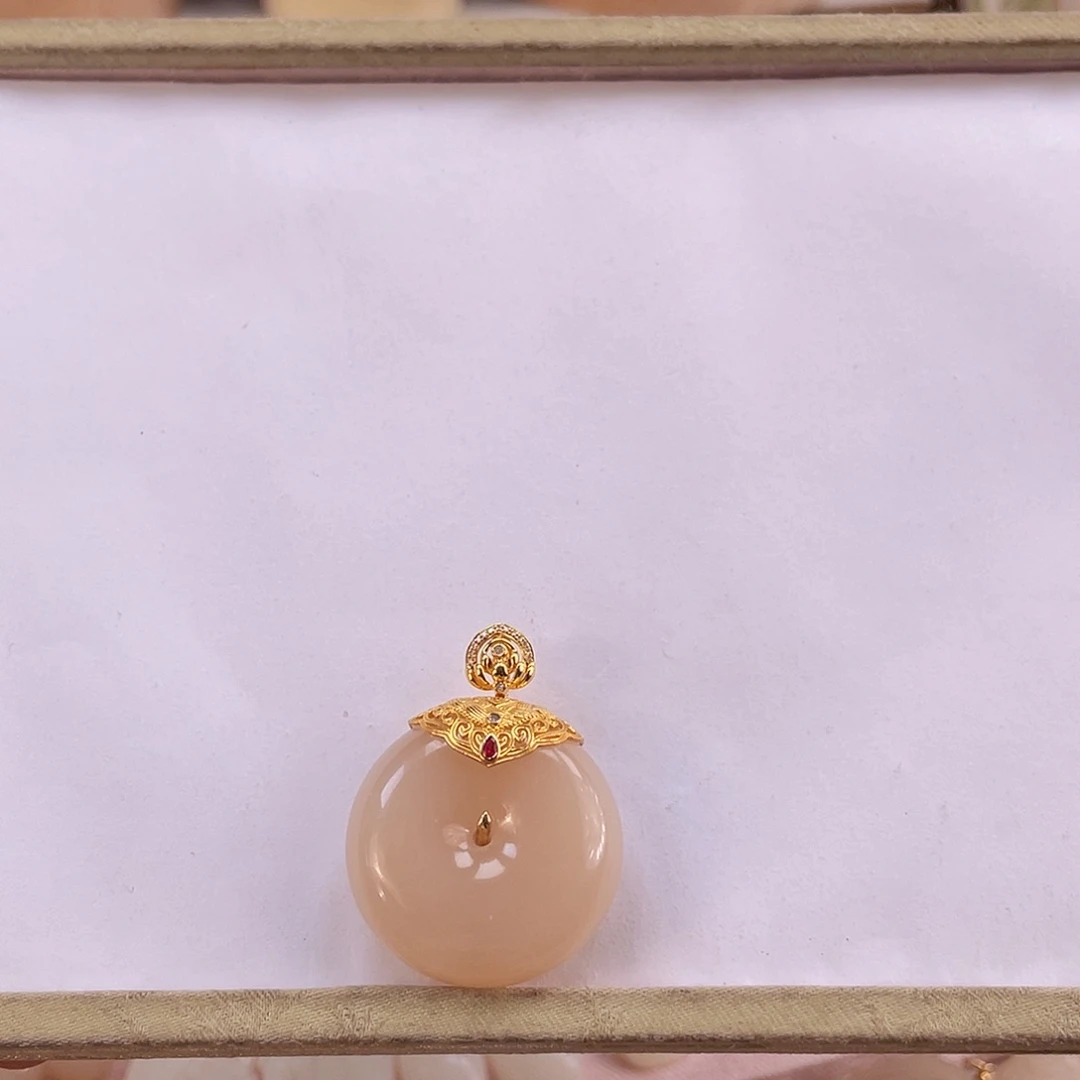 和田玉吊坠(不含链)18K金镶嵌