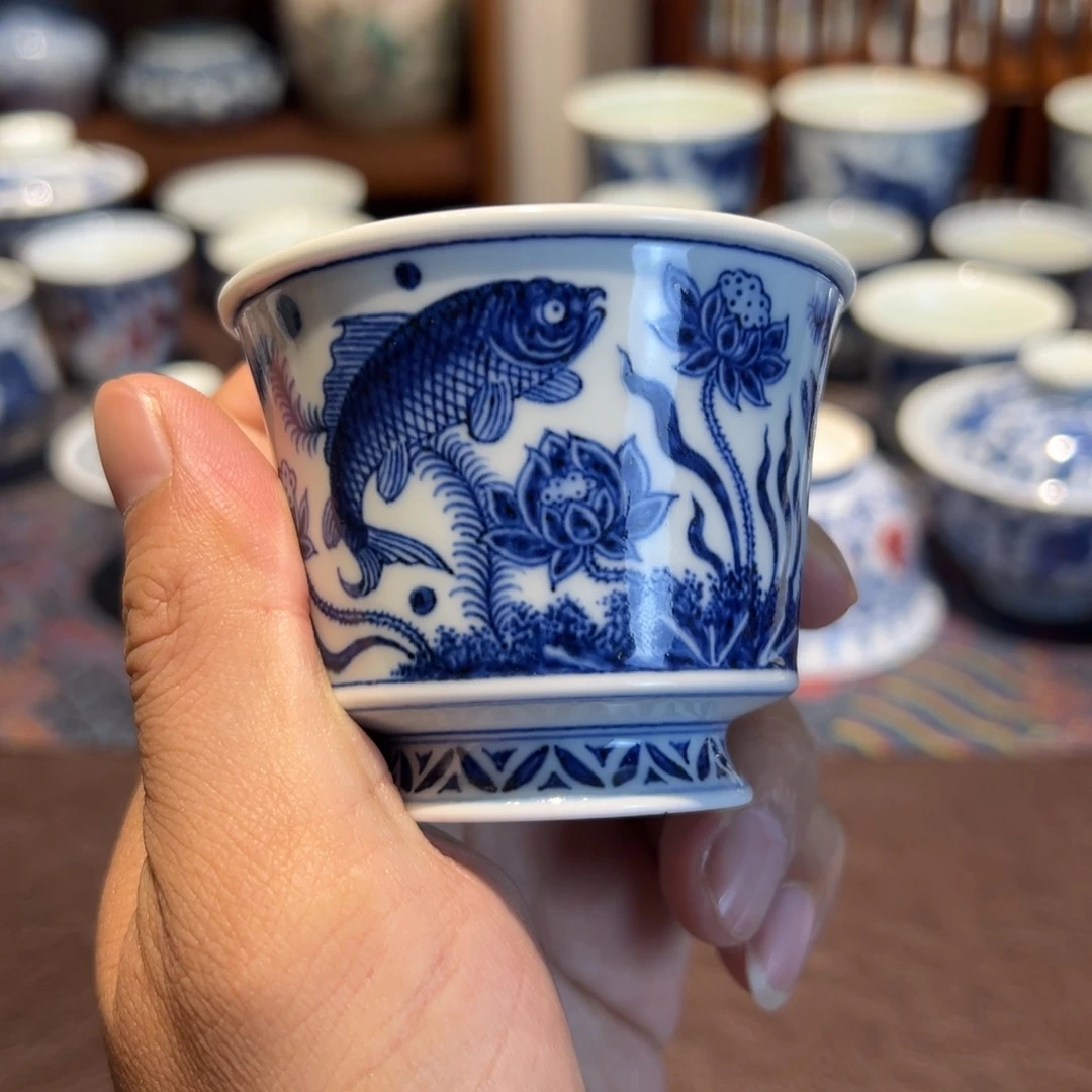 精品青花鱼藻纹小马蹄杯口径约7厘米