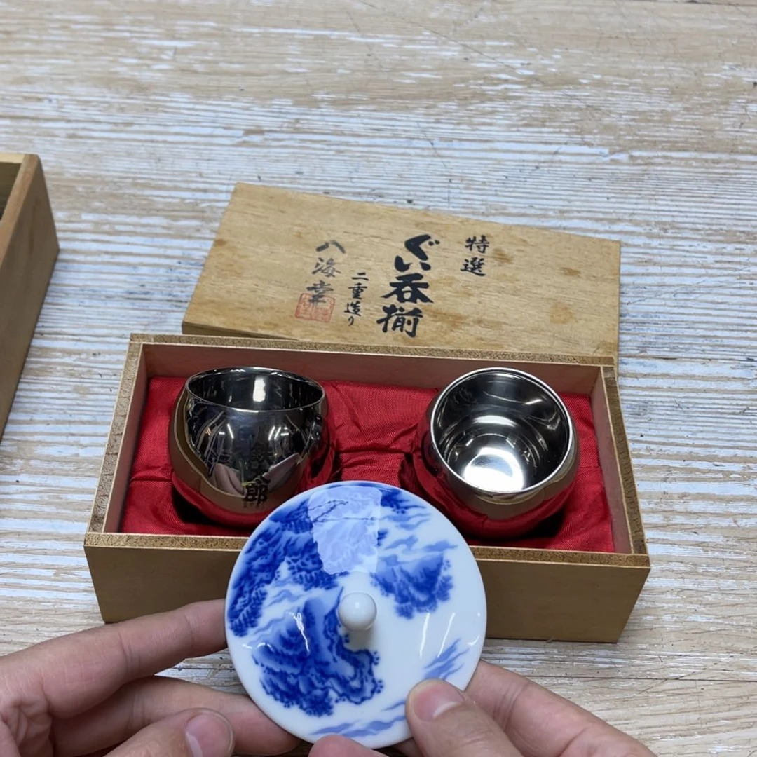 瓷片密密麻麻地排列着一个