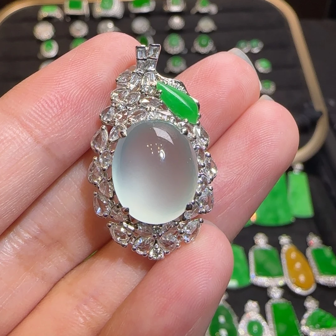 翡翠18K金镶嵌颈饰吊坠