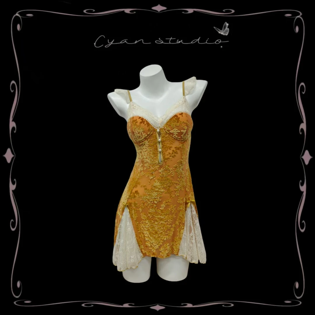 【秘密花园】纯欲诱惑风镂空蕾丝透视聚拢带胸垫显瘦缎面吊带裙外袍