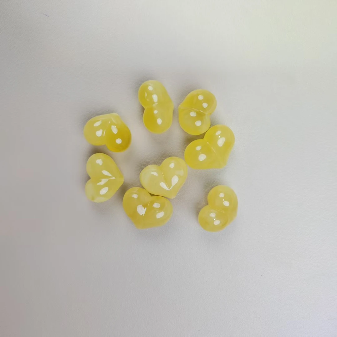 蜜蜡“AA级”屁桃吊坠一个2-4克 多样性发其中一件 天然原矿无优化