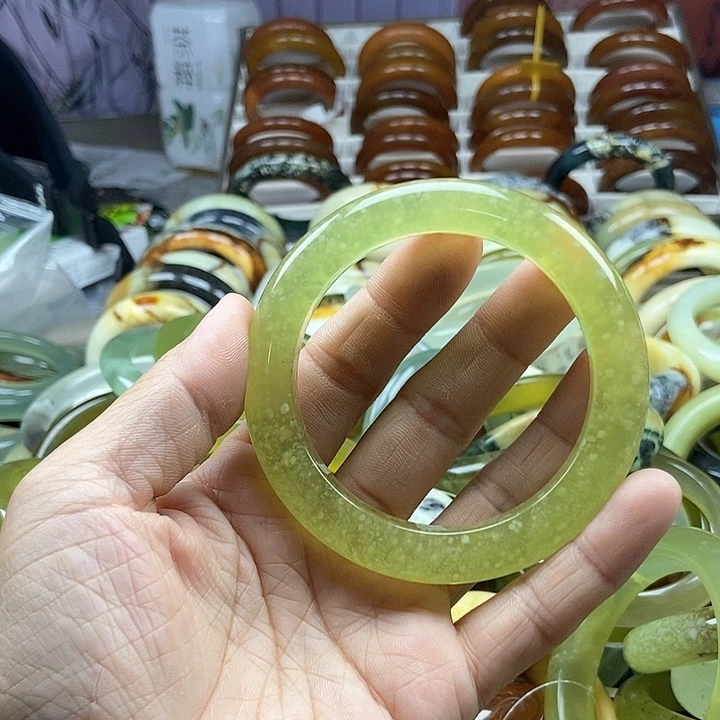 上***！蛇纹石玉未镶嵌手镯