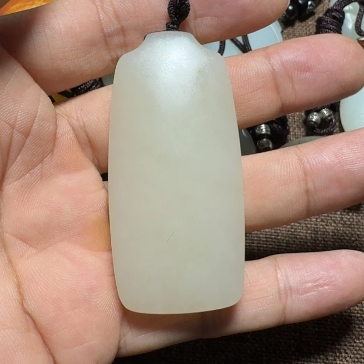 小***弟和田玉未镶嵌颈饰