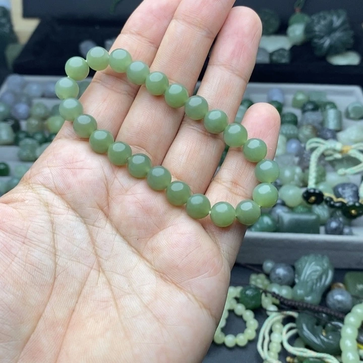 秋***悠和田玉未镶嵌颈饰