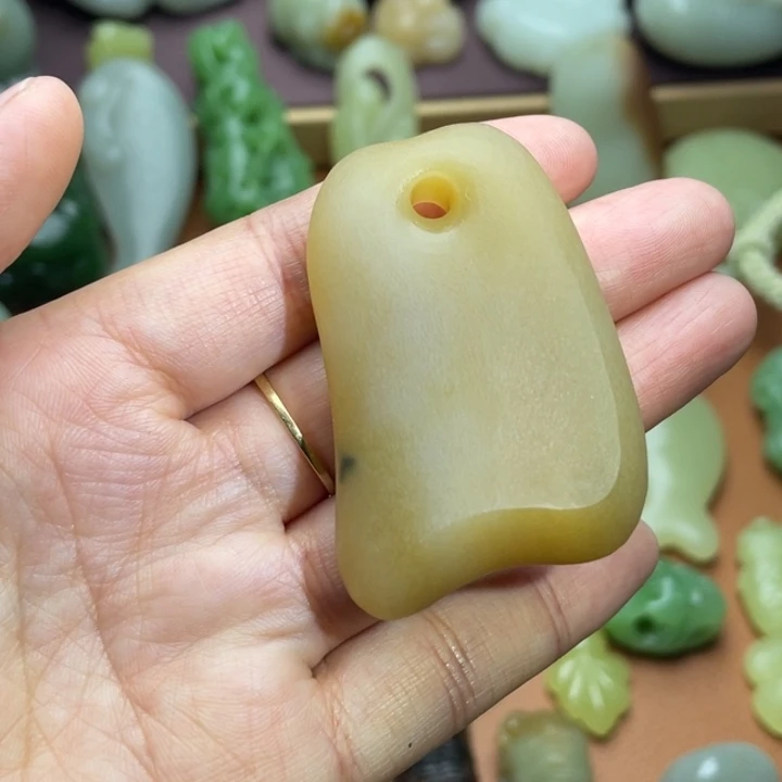 【闪购商品】颈饰未镶嵌和田玉上新糖料随形牌子