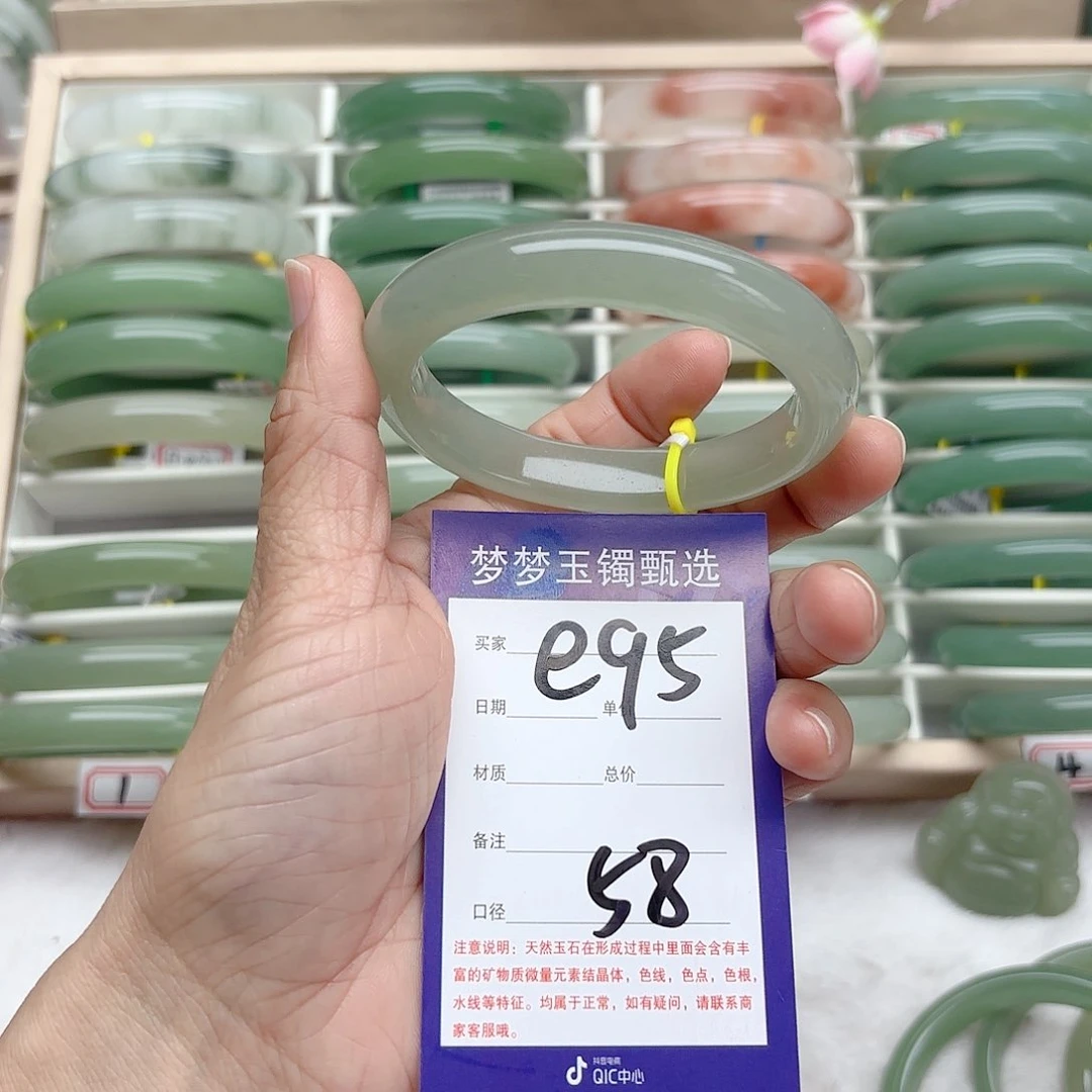 石英质玉手镯未镶嵌小*?