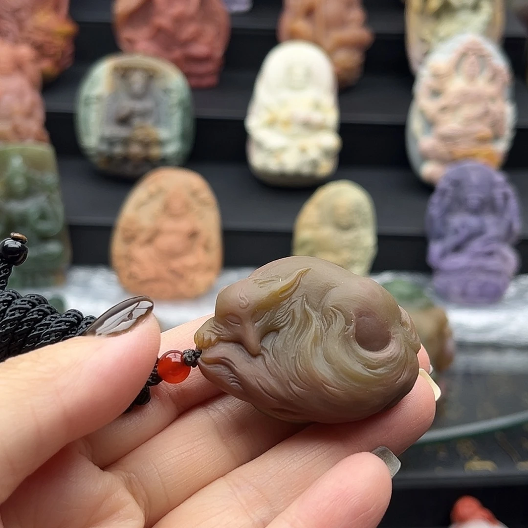 颈饰未镶嵌石英质玉