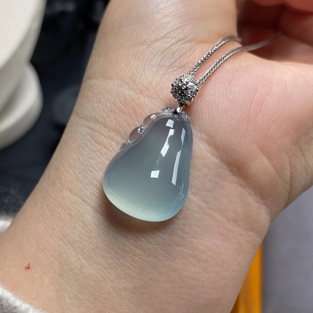 翡翠颈饰18K金镶嵌高冰种蓝底起光厚装胖福瓜吊坠