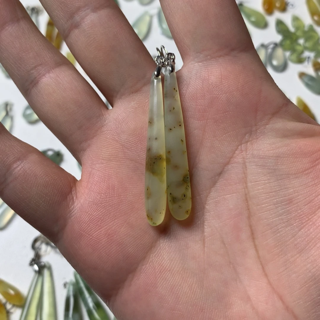 蛇纹石玉未镶嵌耳坠