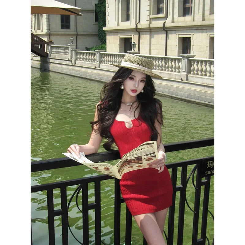 小众性感U型领红色针织吊带裙女2025新款甜辣系御姐收腰包臀短裙