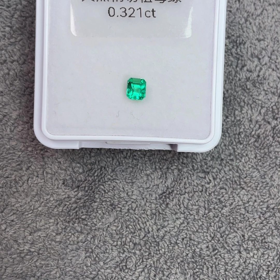 祖母绿裸石未镶嵌0.321Ct。