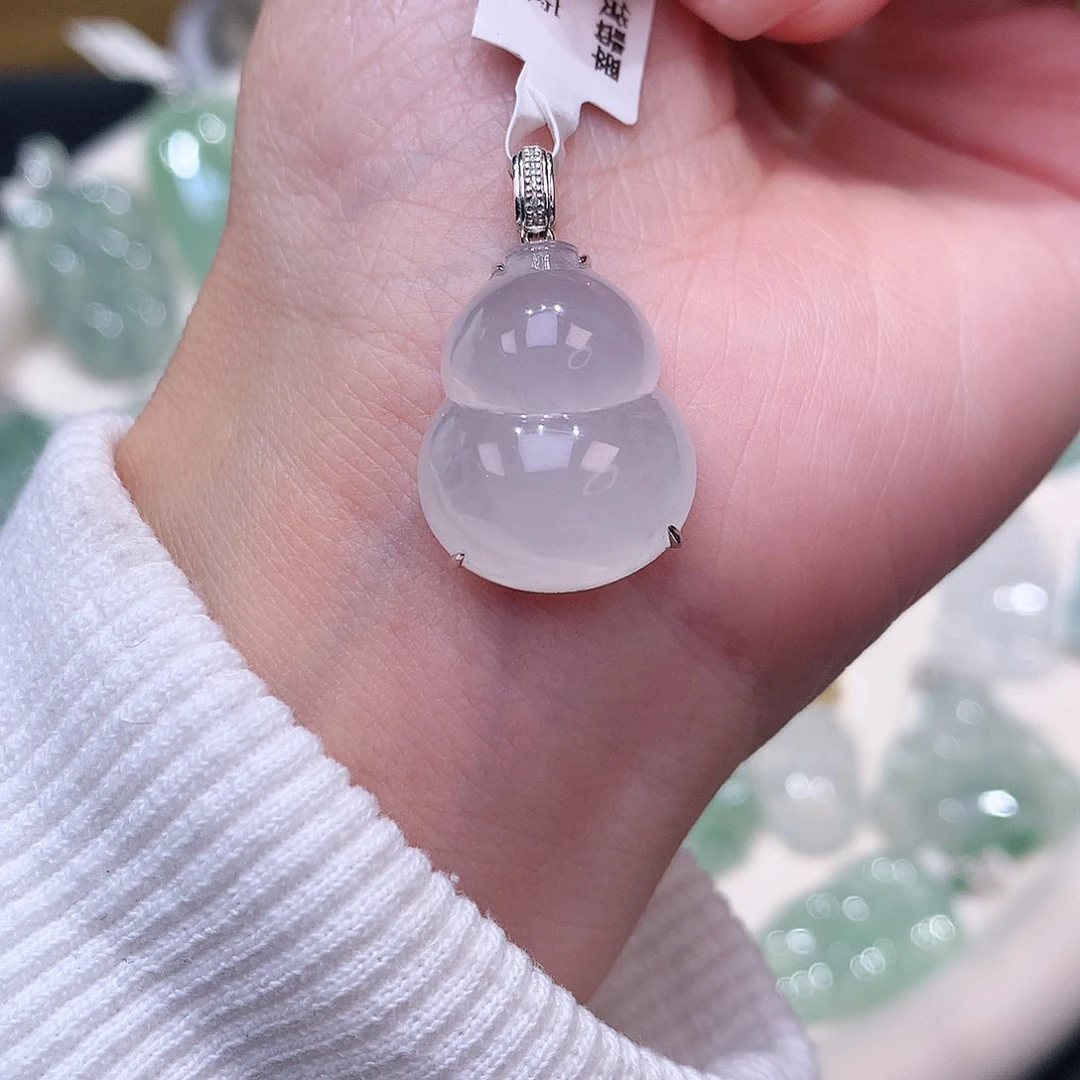 颈饰18K金镶嵌翡翠白冰起胶葫芦