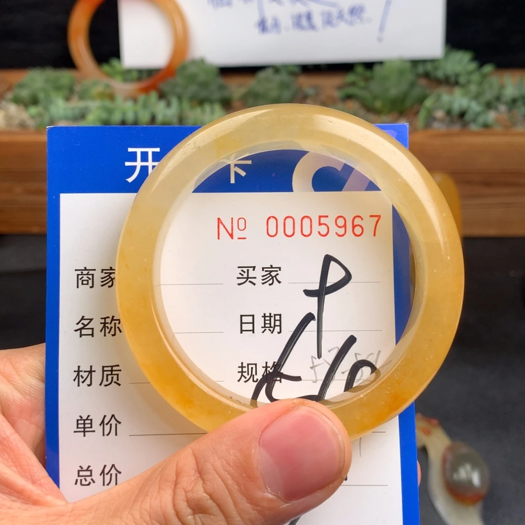 未镶嵌石英质玉（黄龙玉）手镯
