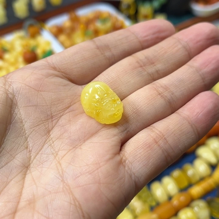琥珀未镶嵌裸石卡18加精工小貔貅
