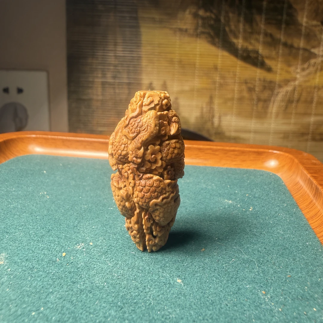 青尘纯手工桃核龙盘柱立体雕