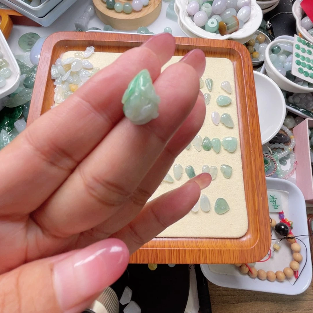 翡翠未镶嵌颈饰67899987775