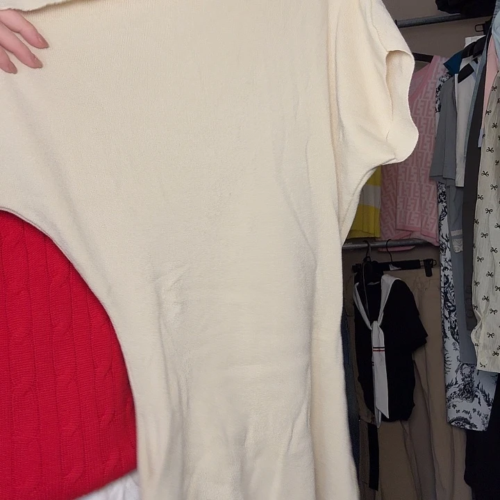 女装米色斜肩上衣白色半身