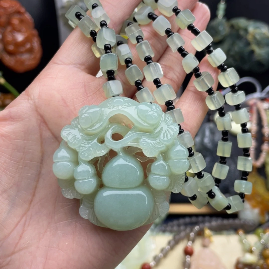 蛇纹石玉未镶嵌颈饰