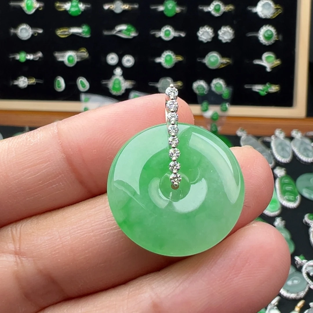 翡翠18K金镶嵌颈饰扣