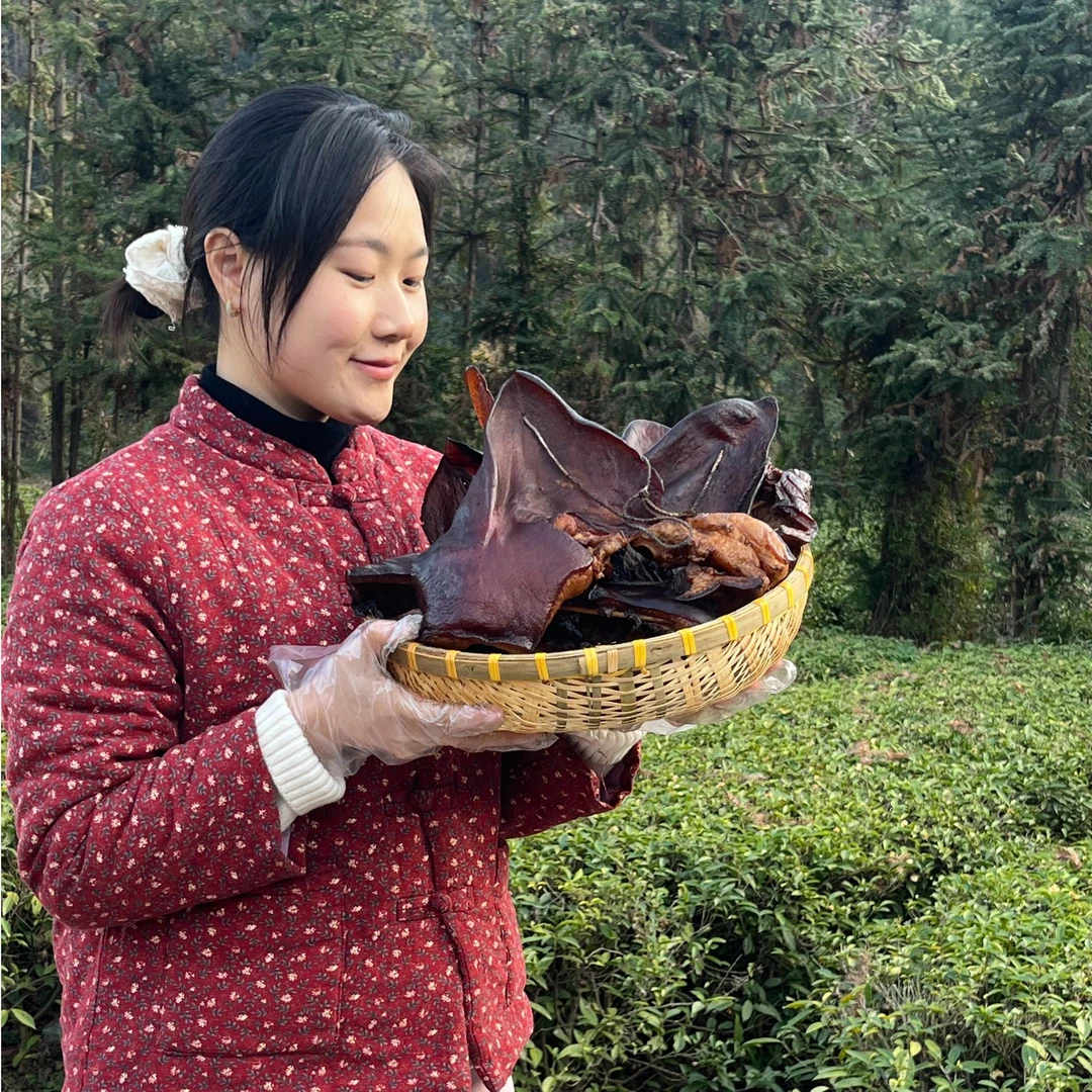 湖南农家柴火烟熏腊猪耳