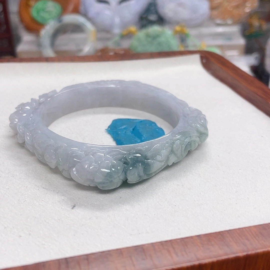 啦***…翡翠未镶嵌颈饰手镯