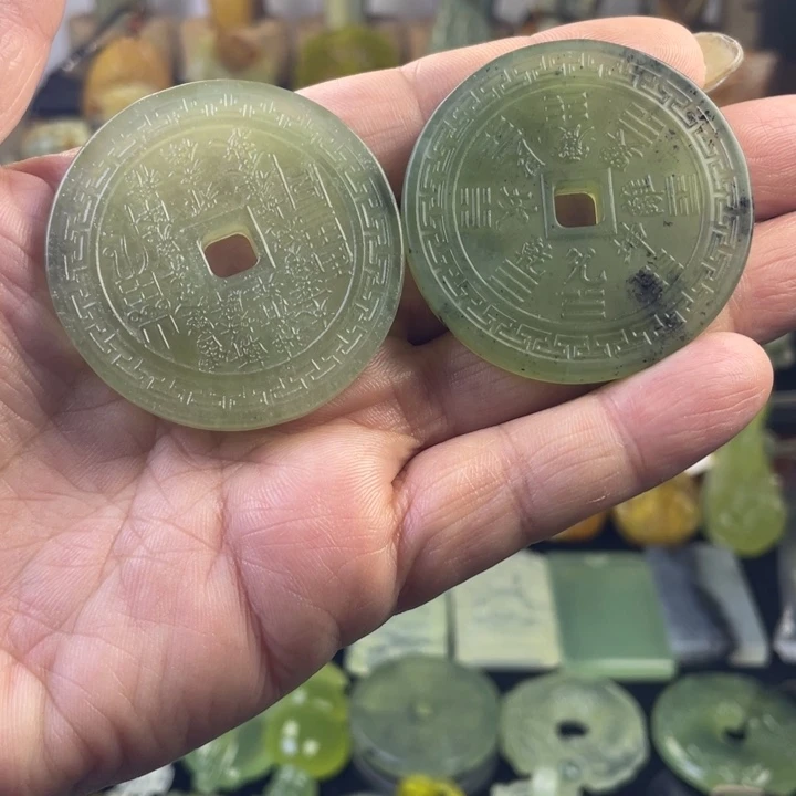 蛇纹石玉颈饰合金予**书