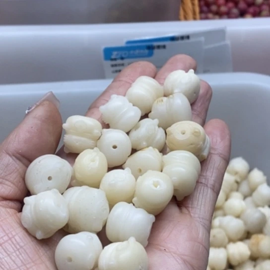 吊坠白玉菩提微瑕15白玉猫10卡灯牌宠10