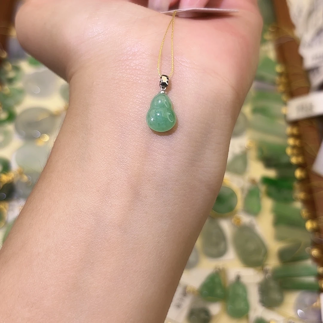 翡翠18K金镶嵌颈饰葫芦