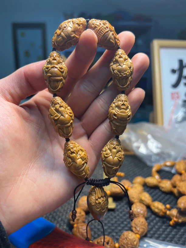 橄榄核雕飘带财神1.8