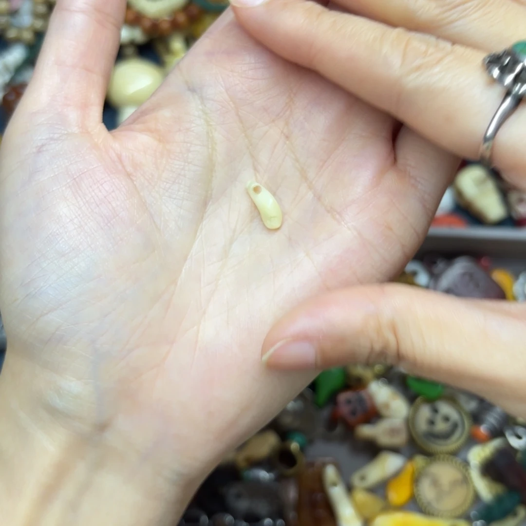 配饰在这块小的岩石下进行