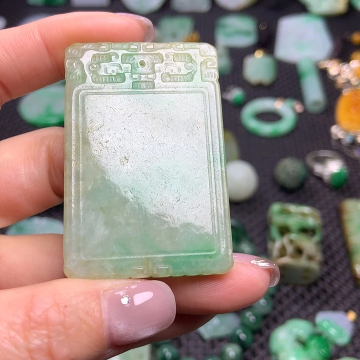 翡翠挂件未镶嵌……