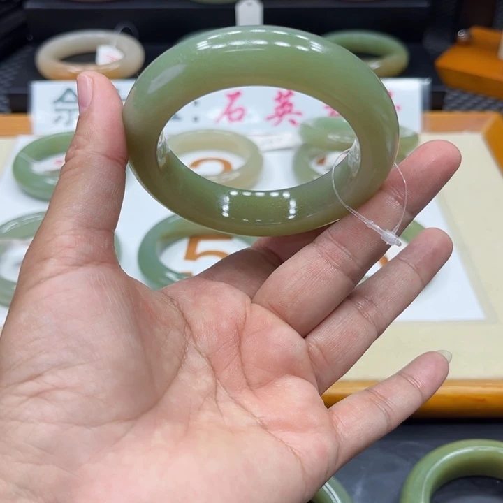 未镶嵌手镯石英质玉涵*