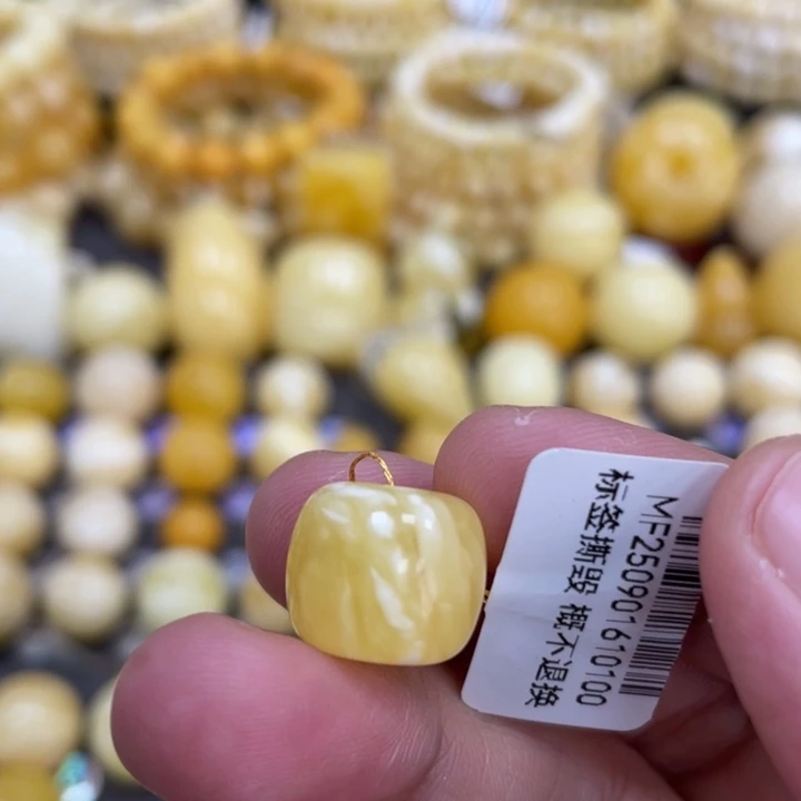 蜜蜡未镶嵌裸石13.7*11.6mm
