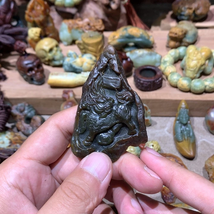 未镶嵌岫岩河磨玉（透闪石质玉）挂件