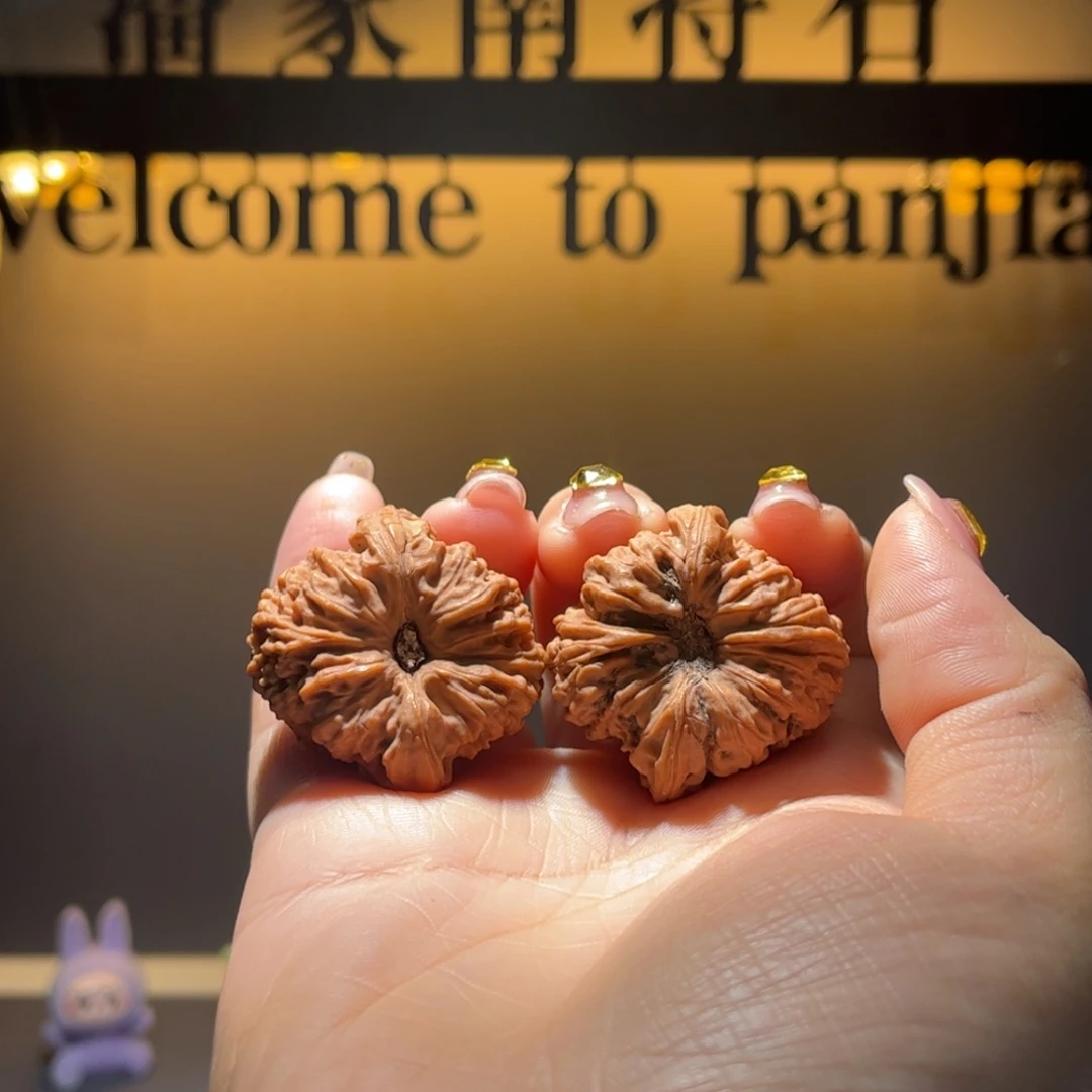 L***N吊坠文玩核桃南将