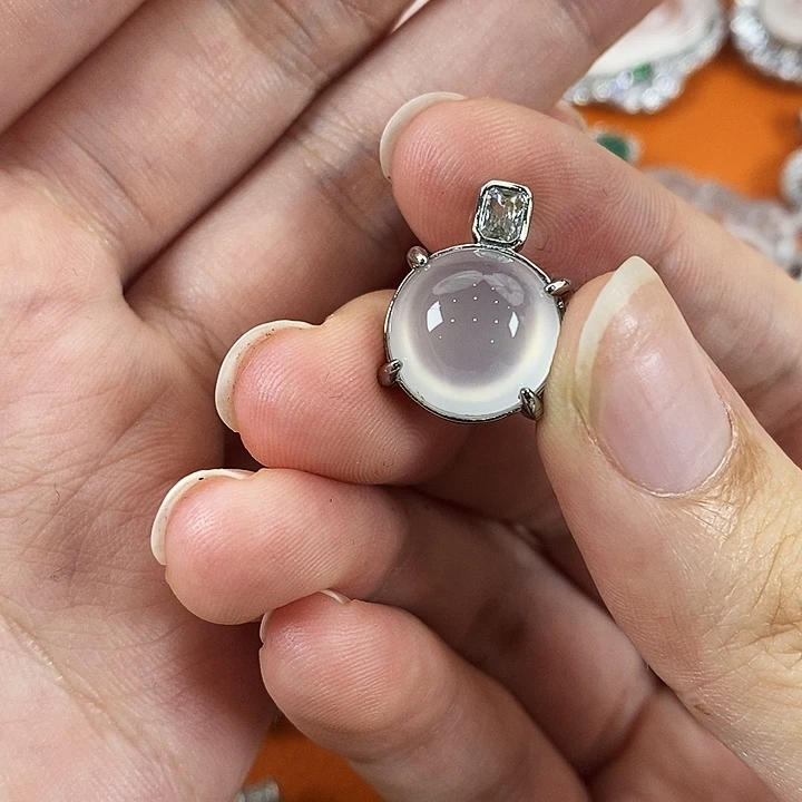 石英质玉合金颈饰