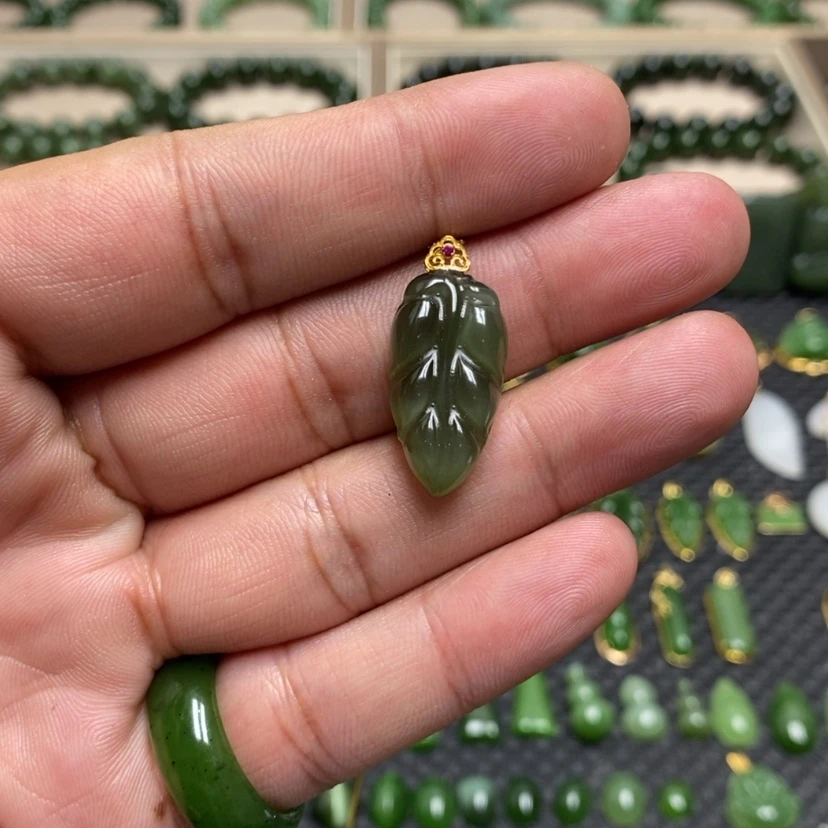 【闪购商品】和田玉（碧玉）18K金镶嵌颈饰爱**菜