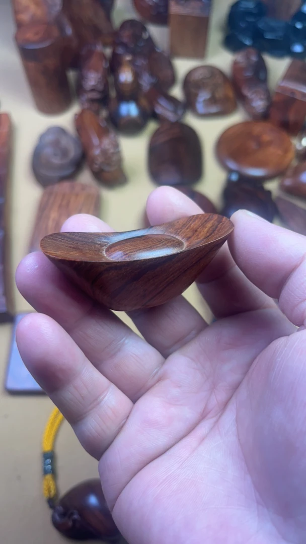 黄花梨手工雕刻金元宝