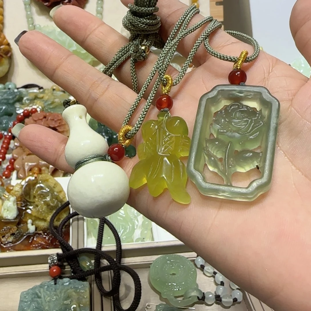 未镶嵌蛇纹石玉吊坠