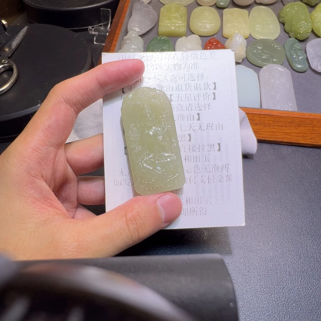 大***钟和田玉未镶嵌颈饰